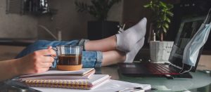 Seit Ausbruch der Corona-Pandemie lernen die Studierenden zuhause. Manchmal legen sie dabei die Füße auf den Schreibtisch, und trinken Kaffee, während sie einer Vorlesung zuhören.