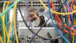KOM-Forscher Ralf Kundel schaut durch Server im Multimedia Communications Lab der TU Darmstadt.