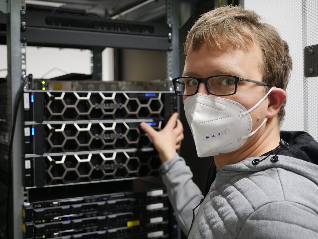 KOM-Forscher Ralf Kundel zeigt die Server, auf denen das Kernnetz für die 5G-Forschung an der TU Darmstadt realisiert ist