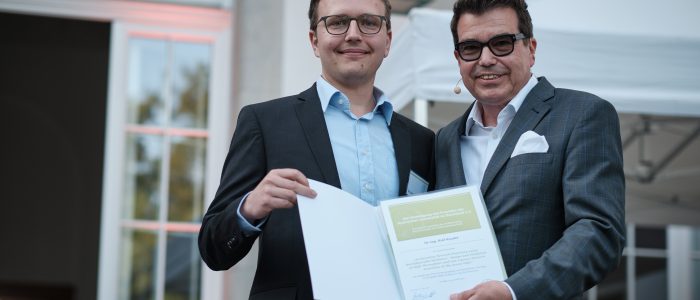 Ralf Kundel bekommt Urkunde der TU Freunde für hervorragende wissenschaftliche Leistung überreicht
